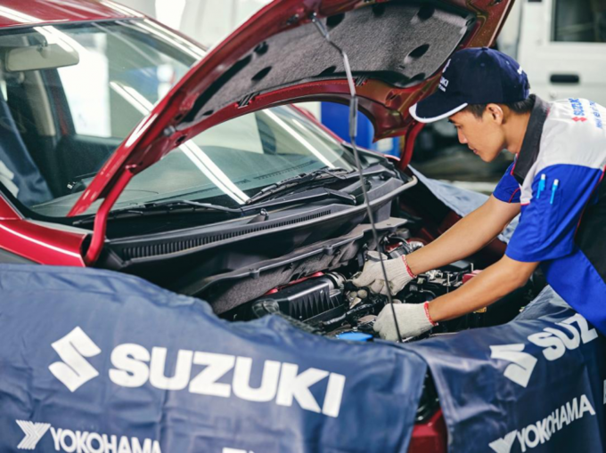 Nhân viên Suzuki kiểm tra và giao hàng đến đại lý. Ảnh: Suzuki.