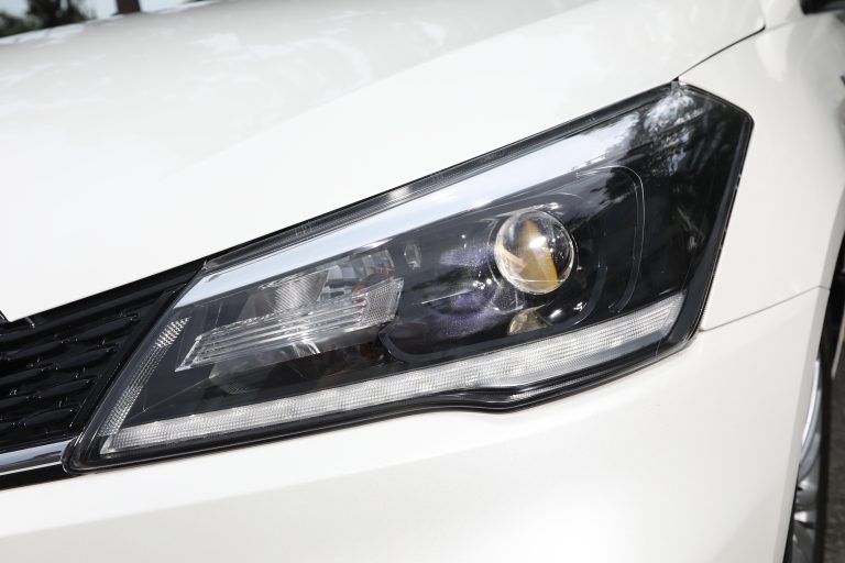 Đèn pha LED cao cấp tôn thêm vẻ ngoài quyến rũ của Ciaz Mới. Thiết kế vuốt cong mềm mại tôn lên vẻ lịch lãm sang trọng Suzuki Ciaz